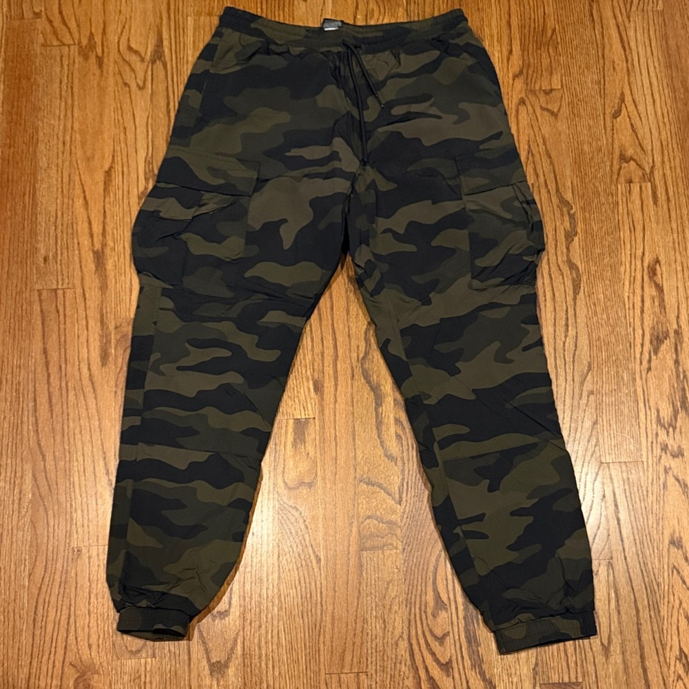 PINK Victoria's Secret Olive & Black Camo Lined Joggers, Size Medium
